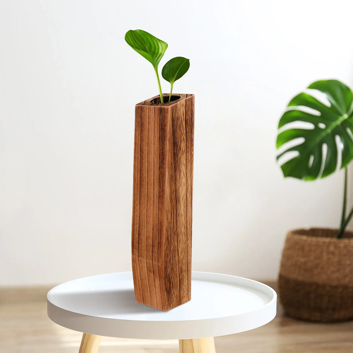 Vase Élancé en Bois Massif